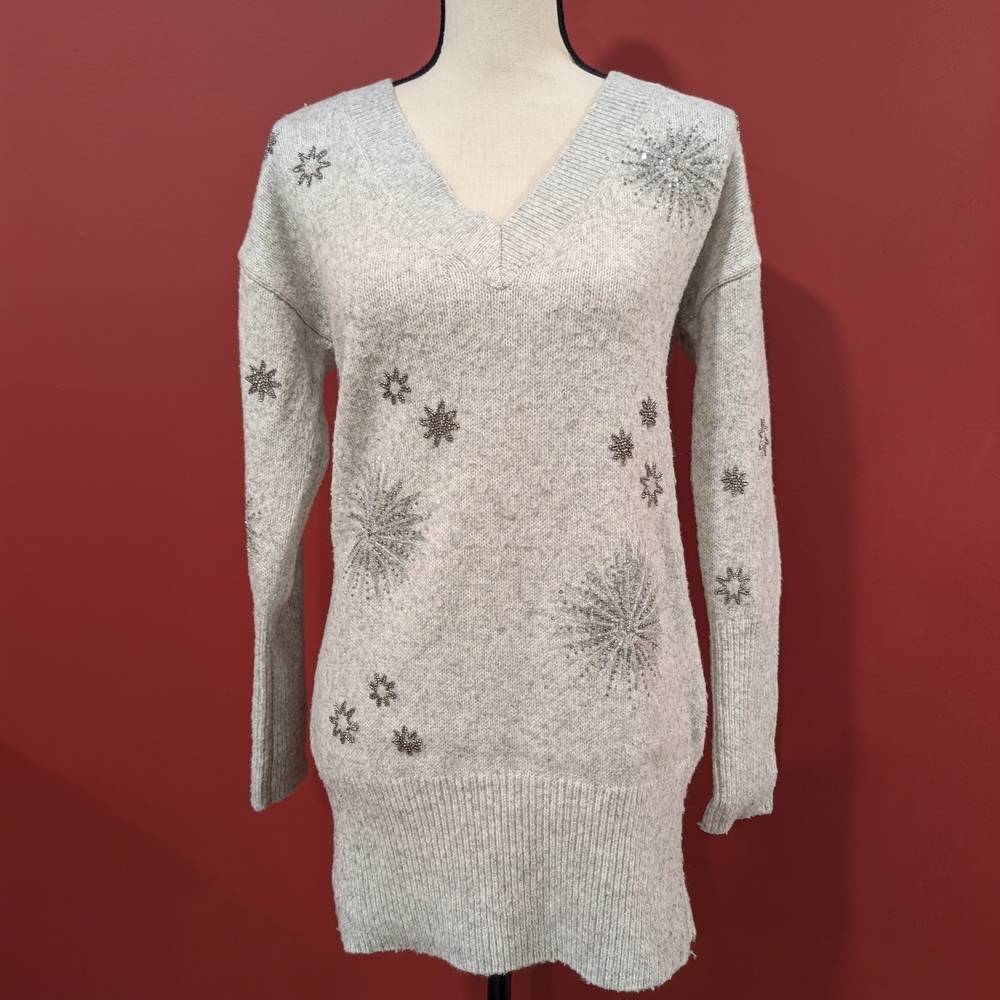 🌹White House Black Market🌹Light Gray V-Neck Sweater with Starburst Design